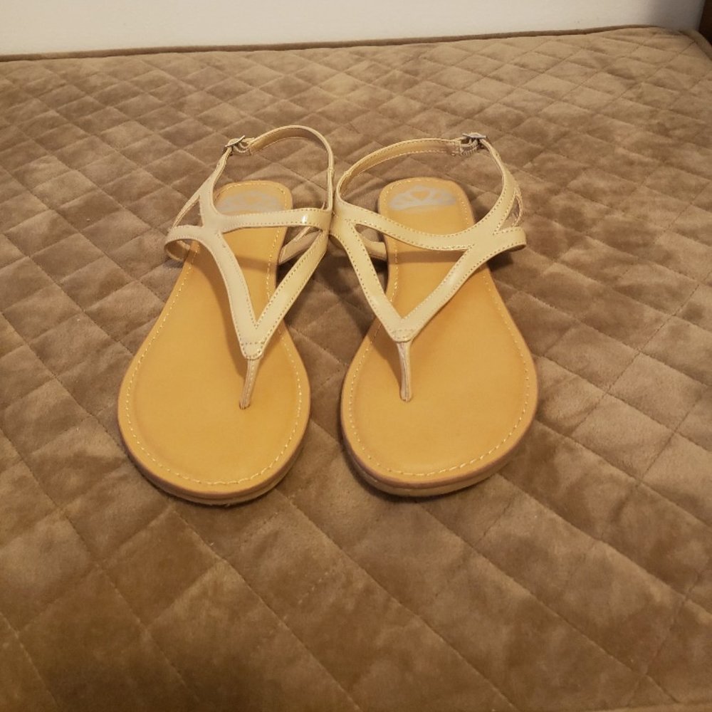 Neutral patent flat sandal - woman 7.5
